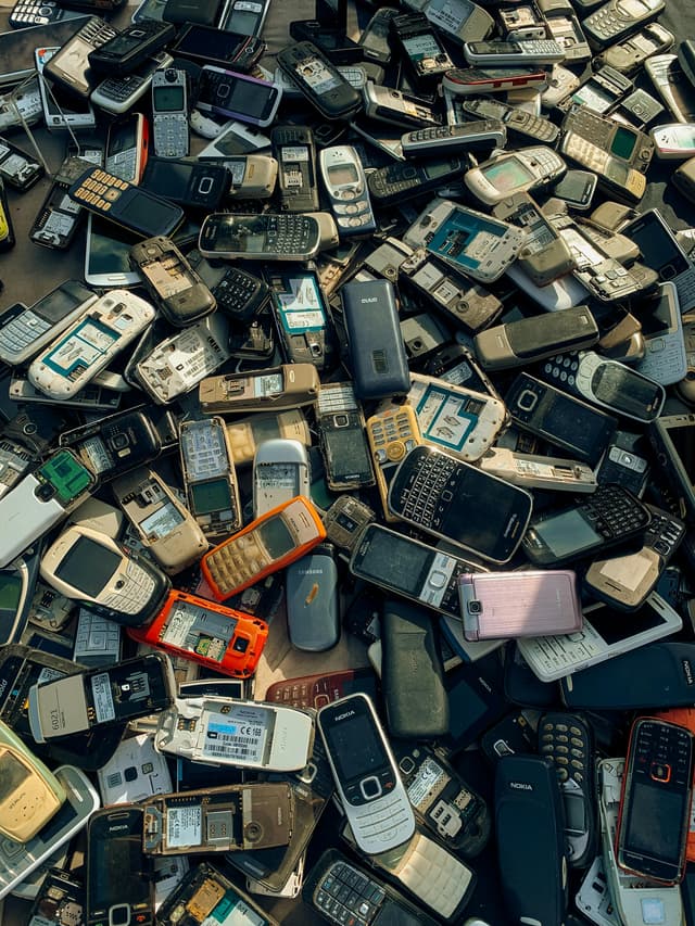 Stapel oude mobiele telefoons